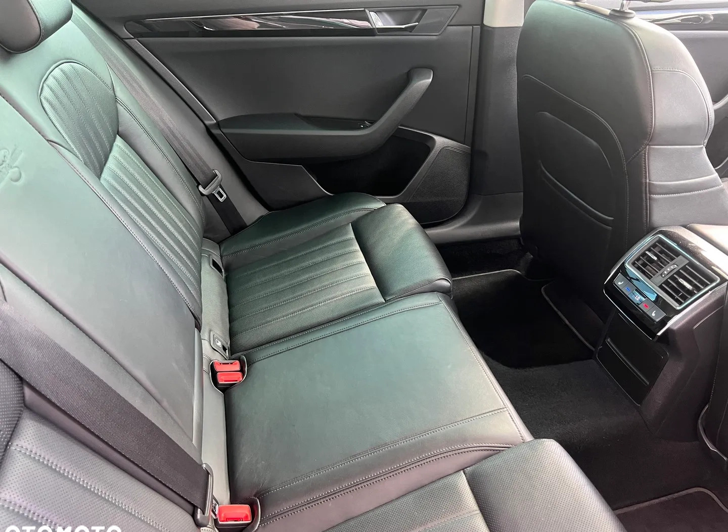 Skoda Superb cena 84900 przebieg: 145798, rok produkcji 2016 z Dukla małe 466